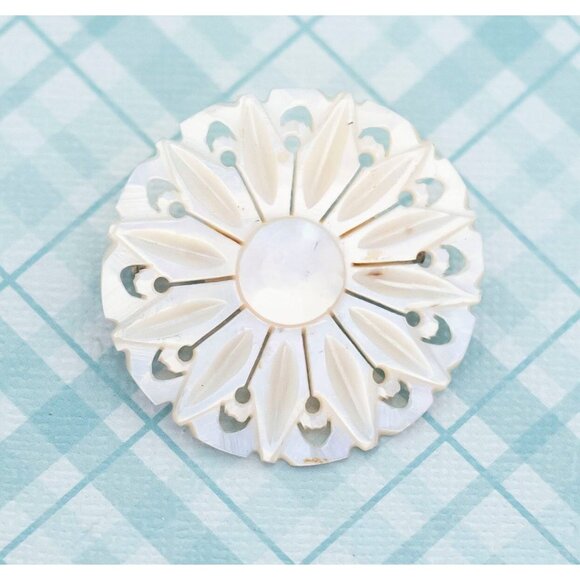 Vintage Mother of Pearl Snowflake Brooch by Bethlehem - L24 - Picture 1 of 3